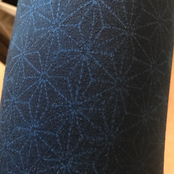 Lululemon wunder under  navy blue print crop 6 - Picture 2 of 2